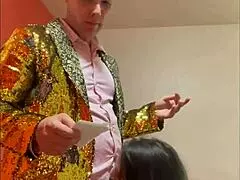 McHenry Cruiser får blowjob mens han gjør standup komedie på scenen