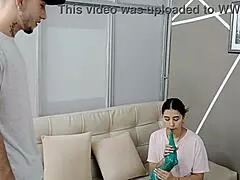 QUE RICA FOLLADA ME DIO MI PADRASTRO CUANDO ME ENCONTRO MASTURBANDOME CON MI DILDO – MEJORES MOMENTOS