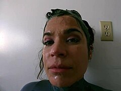 Kyrkig hemmafru suger kuk för service - Vill du vara med?