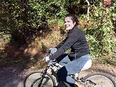 无屁股牛仔裤暴露狂在自行车道上大摇大摆，闪现家庭主妇的屁股在户外健身牛仔裤里让所有人看到。多狂野的自制秀！