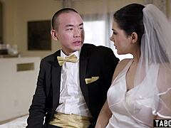 Italienische Braut Valentina Nappi mit Buttplug am Hochzeitstag!