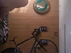 Ej, Ashley Kenny maže sa tim vrućim sisama!