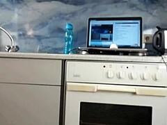 Vroča riti Sexydea v kuhinji je prava požarna 🔥