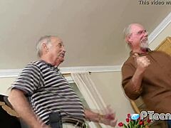 호른 할아버지들이 핫 틴한테 격렬한 딥스로트로 지배해