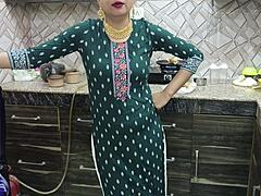 Indian Punjabi stepmom kitchen chaos mein big shaft se drilled ho rahi hai