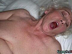 老毛奶奶享受与热情伙伴激烈操逼