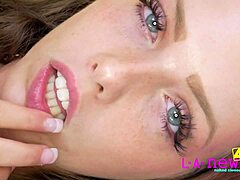 Hé, check deze hete 18+ studente die haar perfecte lichaam showt op de bank in 4K!