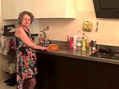 דודה איטלקית זונה זקנה מתוקנת על ידי סטוד צעיר