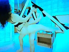 Latina milf aşk salıncakta sert sikiliyor