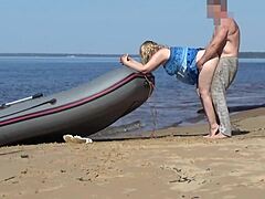 Turista signora esplora con un barcaiolo in avventura panoramica.