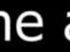 性感秘书穿着紧身牛仔裤挑逗，露出大屁股内裤线。大家都盯着她看。