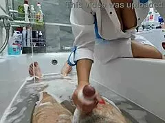 Stepmom, abaikan sahaja keras aku semasa basuh aku, okay?