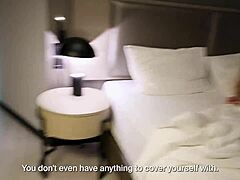 Ibu tiri dan anak liar dengan doggystyle gila di bilik hotel.