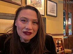 Изменяющая босс поймана с сюрпризом на лице в туалете паба