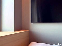 Nevlastní matka sdílí hotelovou postel a nabízí svou prdel nevlastnímu synovi v tabu roli.