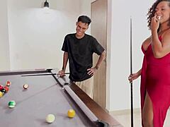 زوج بعيد، ابن زوج يأخذني بقوة على طاولة البلياردو