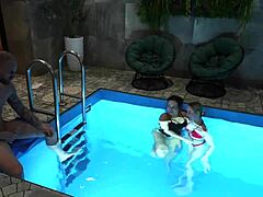 Srećni tip jebe vruću milf i slatku tinejdžerku 18+ u javskoj sauni.