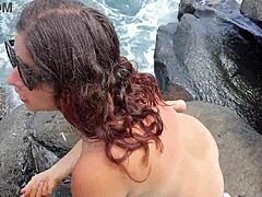 ว้าว พุ่งน้ำเงี่ยนใส่หน้า nudist ที่ชายหาด สามีดูดก้นเฝ้า