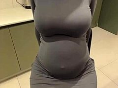 Заинтересовались мачехой с огромными молочными сиськами, соблазняющей на улице?