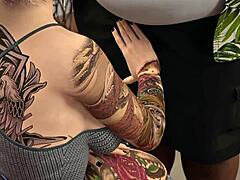 بعد خروج الأم، فتاة إيمو تغري زوج الأب الأسود في أكشن حار. ركوب منحني مجنون!