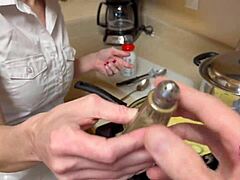 야 계모, 큰 가슴으로 타면서 요리 가르쳐줘! 😜