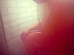 Сексуальная итальянская милф Вики мастурбирует в душе! Горячо! 🔥