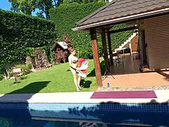 Stora tuttar latinska MILF anal hårt av poolpojke!