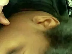 Crna milf pruža vruću oralnu predstavu sretnom momku