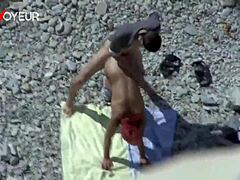 Strandvoyeur upptäcker kurvig MILF med solstrecks som ger huvud, tar bakifrån offentligt