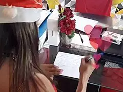 Brazílská milfka ukazuje velký klitoris v domácím vánočním videu