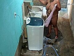 كاميرا مخفية تلتقط زوجة أب في الدش. تتباهى بصدر طبيعي كبير في الحديقة الخلفية