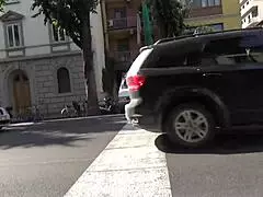 Jen chilluju a bavi se s děvkou milfkou, chceš se přidat?