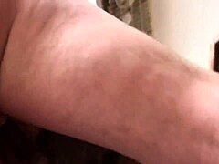 Hän avasi hänen housut ja antoi villin suipillin keittiössä! 😍