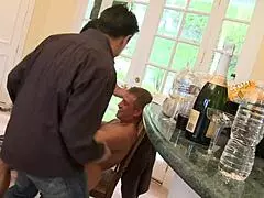 Мэдисон Паркер сосет шлюшью головку с большими сиськами?