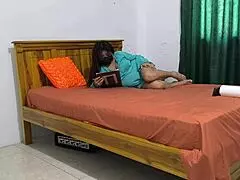 Milf se drka igračkama dok muž spava posle posla, žudi da jaše