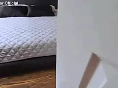 美人義母がエロく料理しながら誘惑