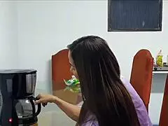 Estava preparando o café ele me surpreendeu