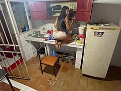 Moje děvka se tak nadrží, když uklízím, jdeme na to jako šílené lesby