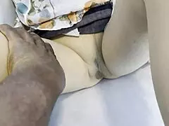 Vau! Kiihottunut kypsä Rita imee mustaa kyrpää POV:sta ja saa sotkuisen siemensuihkun