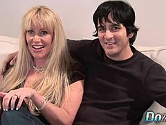 Blond MILF Olivia Parrish Dominerer Gammel Mand i Seng Som Ung 18+ Cuck Ser På