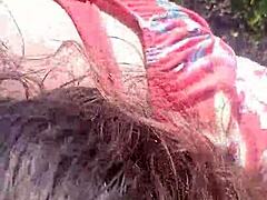 Casal amador faz boquete doggy e gozo na boca ao ar livre