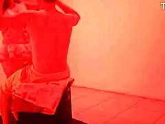 LA PUTA DEL PROSTIBULO ME DIO UNA GRAN MAMADA DE TESTICULOS GRATIS A CAMBIO DE OBTENER EL NUEVO CELULAR DE MODA PORNO REAL EN EL CABARET