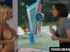 외로운 유부녀가 젊은 마사지사 알렉시스 팩스 제나 사티바 불러 뜨거운 레즈 섹스