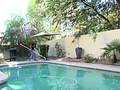 yo Rome Major, cum e să o fuți pe hottie Ashley Pink lângă piscină? la naiba, ce cowgirl!