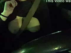 La milf italiana Artemisia Love mostra grosse tette guidando in città