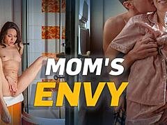 Mommy4k אירופאית בוגרת עם ציצים קטנים נרטבת ומזדיינת עם חבר של הבת