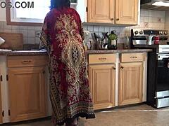 पाकिस्तानी स्टेपमदर शॉक हुई जब स्टेपसन ने उसकी टाइट पसी में कम किया।