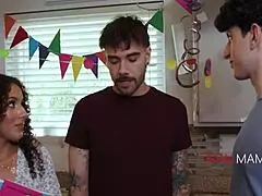 Do prdele! Nevlastní máma prosí o rodinný anal gangbang na narozeniny