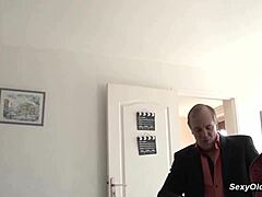 Je peux pas croire que cette mature blonde française ait pris anal dans un gangbang