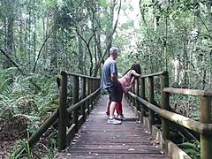 Cara, a gente tá fodendo no Jardim do Éden e quase pegos lá fora!